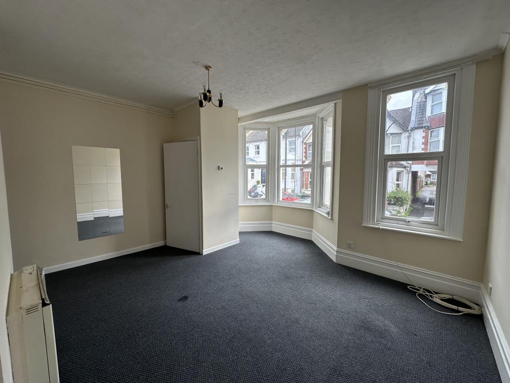 Lot: 116 - ONE-BEDROOM FLAT FOR INVESTMENT - Living Space